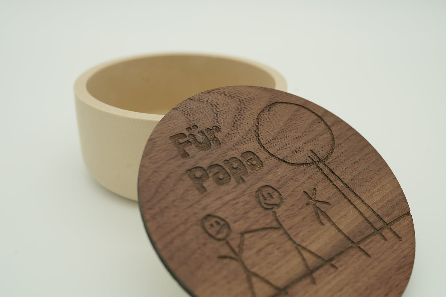 Dose mit personalisierter Gravur – ein Geschenk mit Herz